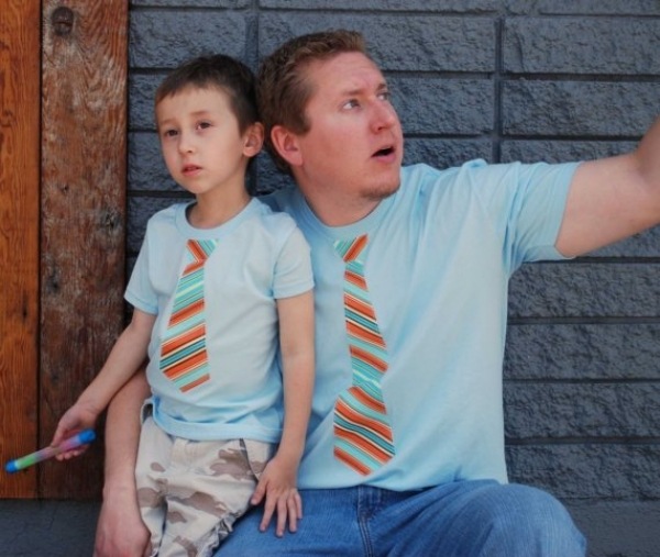 pai-filho-vestido-igual-azul-camisetas-gravata-manga-curta-estampa
