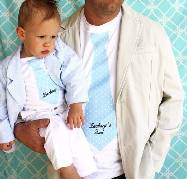 Pai-e-filho-vestidos-de-mini-terno-com-camiseta-gravata-azul