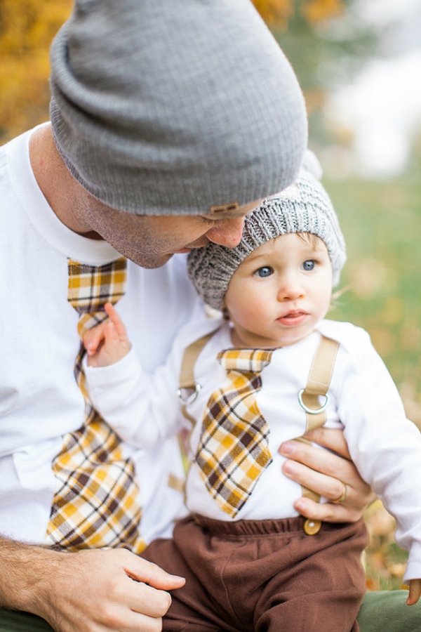 pai-e-filho-com-roupas-confortáveis-idênticas, bermuda-com-boné