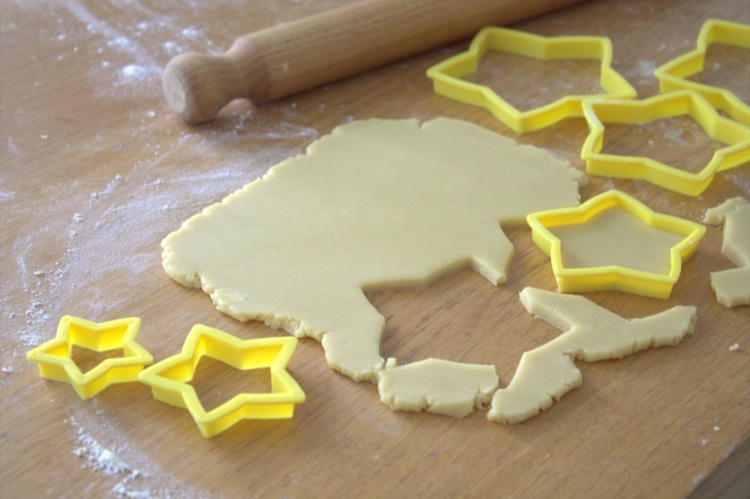 Prepare a massa do shortbread, estenda e recorte estrelas