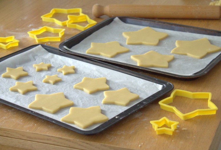 Coloque biscoitos em forma de estrela em assadeiras e leve ao forno