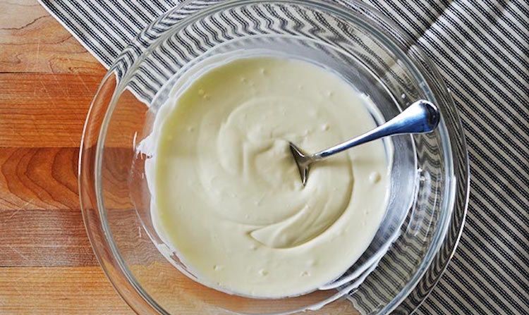 Derreta o chocolate branco no microondas