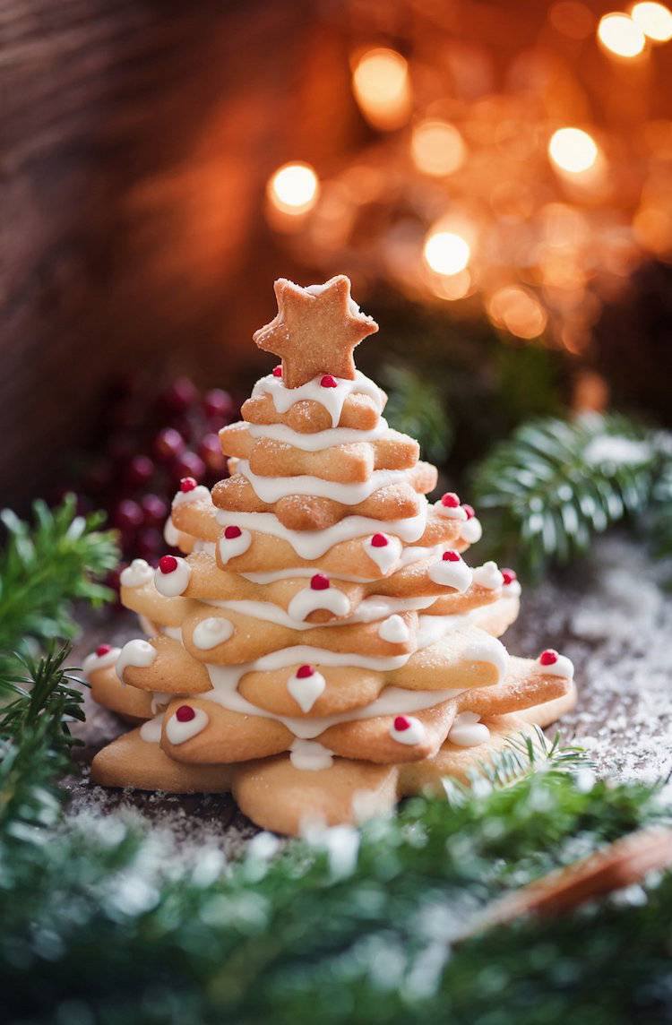 Biscoito 3D para árvore de Natal assar com glacê colando pérolas de açúcar vermelhas