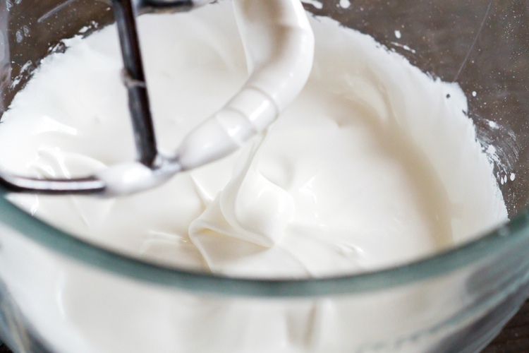 Esmalte de injeção de proteína Royal Icing feito de açúcar de confeiteiro e clara de ovo fresca