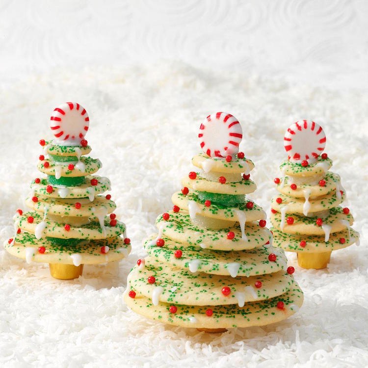 Abetos simples feitos de biscoitos redondos decorados com pérolas de açúcar vermelho e açúcar verde