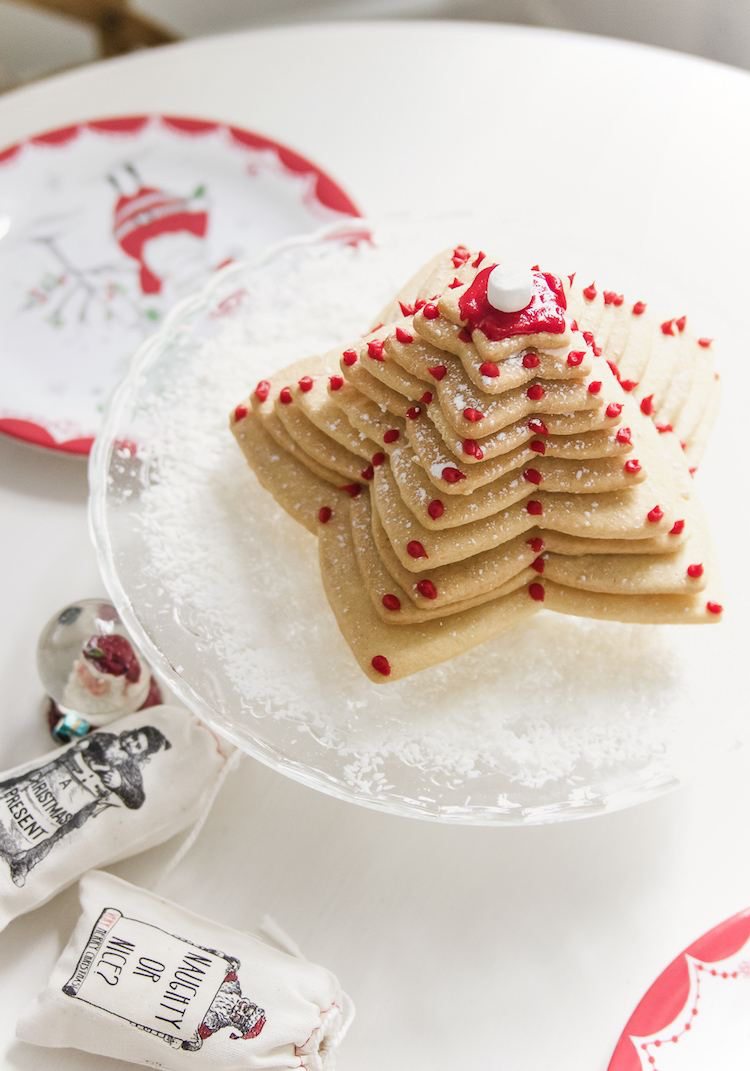 Árvore de Natal 3D feita de biscoitos em forma de estrela e glacê vermelho