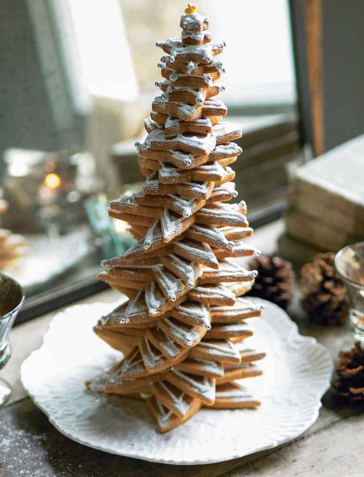 árvore de Natal 3D alta feita de biscoitos forma uma espiral interessante