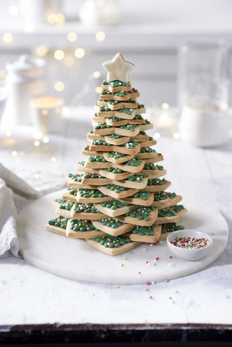 Na época do Natal, o abeto 3D assa com esmalte verde na mesa festiva
