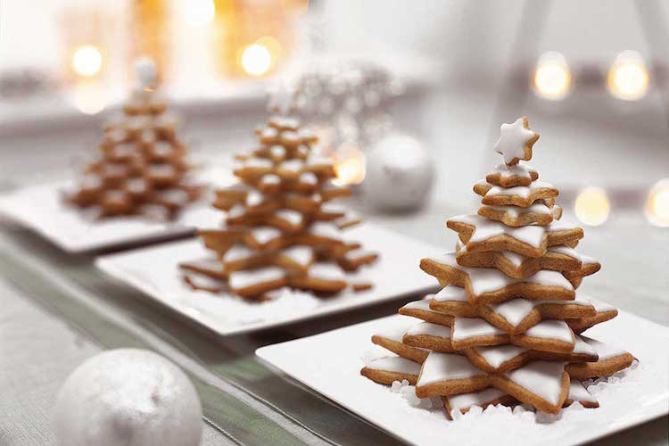 Árvores de Natal de biscoitos de gengibre com esmalte branco como decoração de mesa