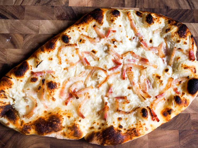 tarte flambée-massa-receitas-francês-original-bacon-cebola