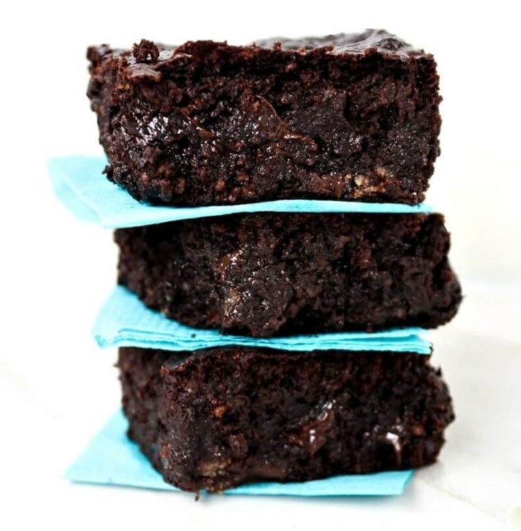 Asse brownies de abobrinha sem glúten e vegan para sobremesas saudáveis