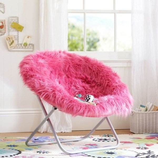 Quarto de menina com móveis aconchegantes - poltrona rosa - imitação de pele