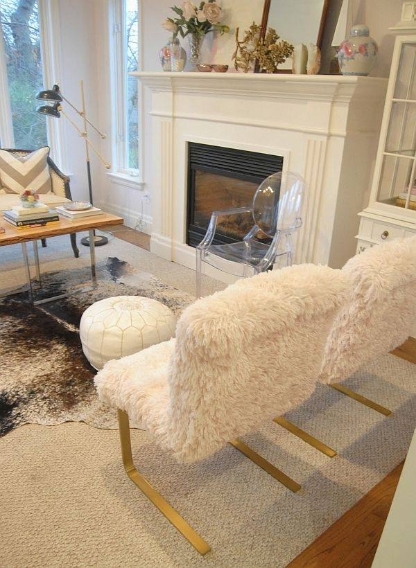 Mistura de estilos de sala de estar - cadeira transparente - mobília de pele macia - lareira cantilever - interior