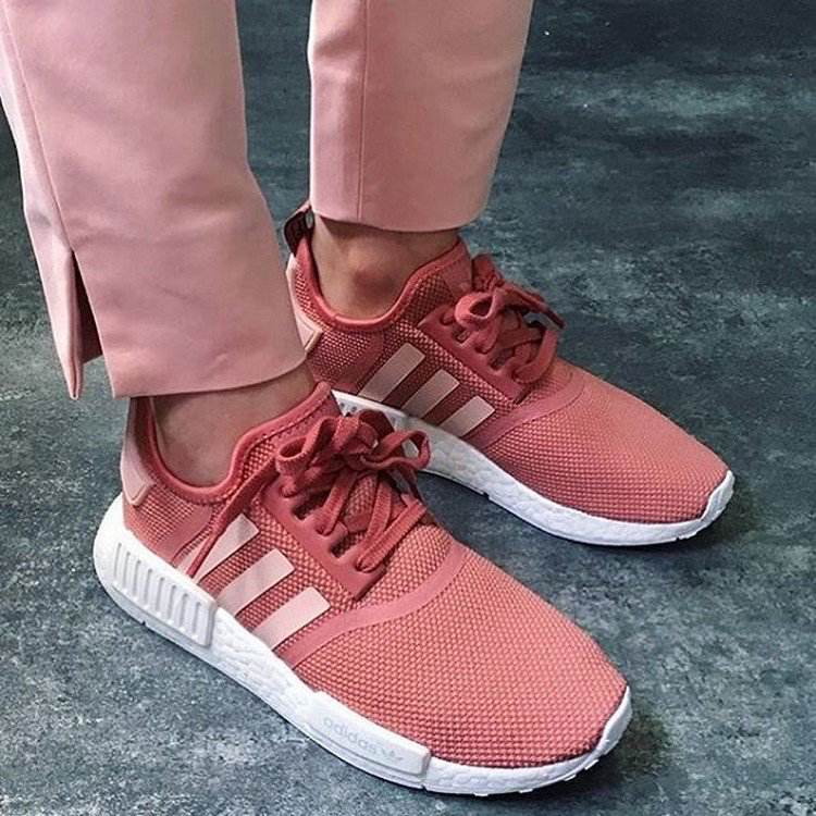 Calça rosa Adidas NMD look tom sobre tom