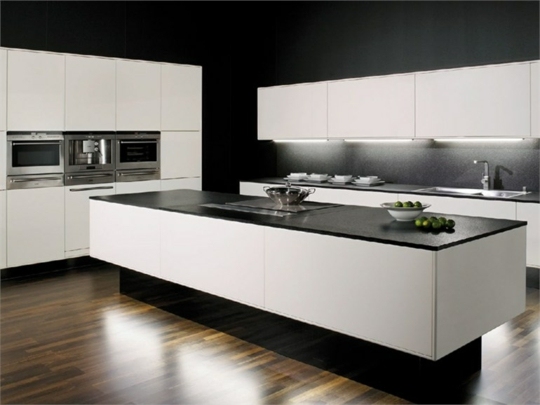 preto-branco-cozinha-móveis-piso de madeira