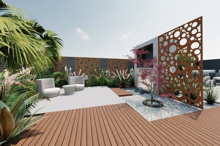 Tela de privacidade de aço corten em um terraço, combinada com uma parede de concreto cinza