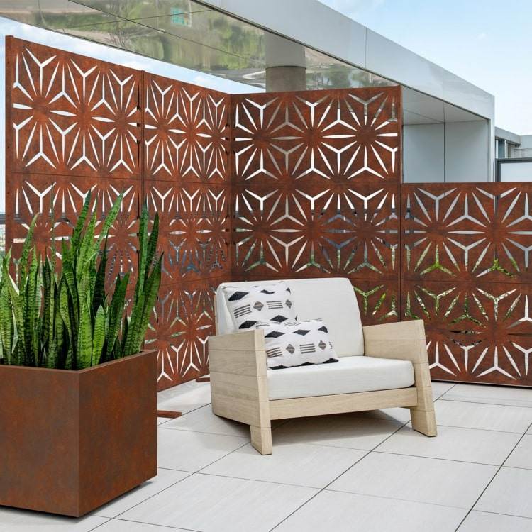 Tela de privacidade de aço corten para o terraço para um grande contraste de cores