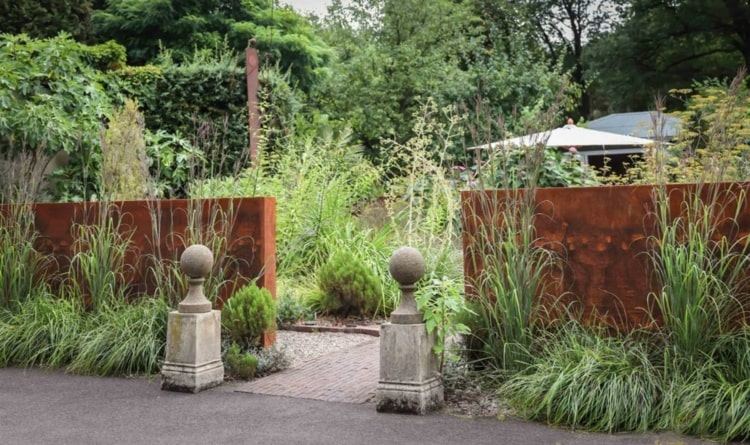 Tela de privacidade de aço corten no jardim clássico como um toque moderno