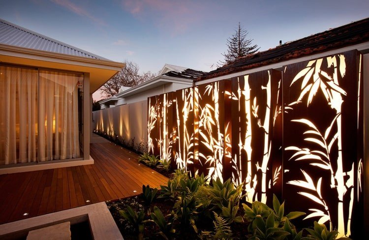 Tela de privacidade de aço corten iluminada com bambu como motivo
