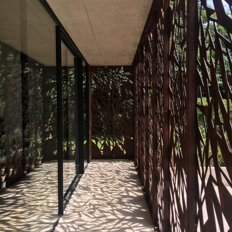 Construir telas de privacidade de aço corten sombreadas em torno da frente da janela