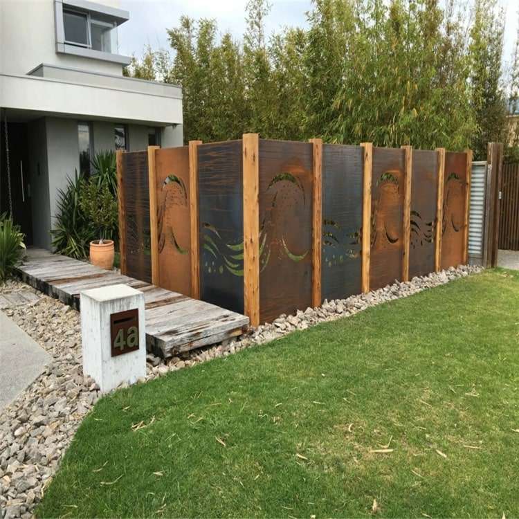 Biombo de aço corten feito de painéis em cores lindas com vigas de madeira