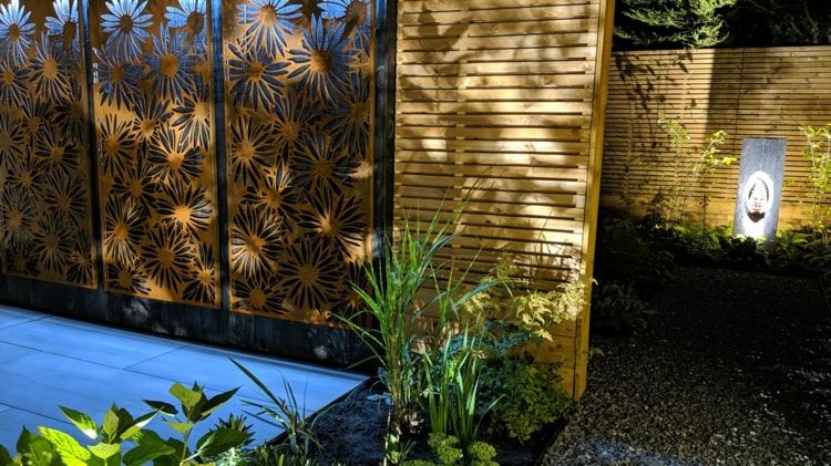 Tela de privacidade de aço corten em uma piscina, combinada com tela de privacidade de madeira
