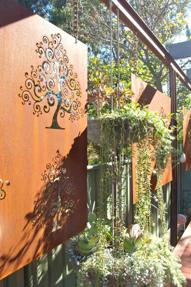 Ideia para varanda ou terraço com painéis para pendurar em correntes