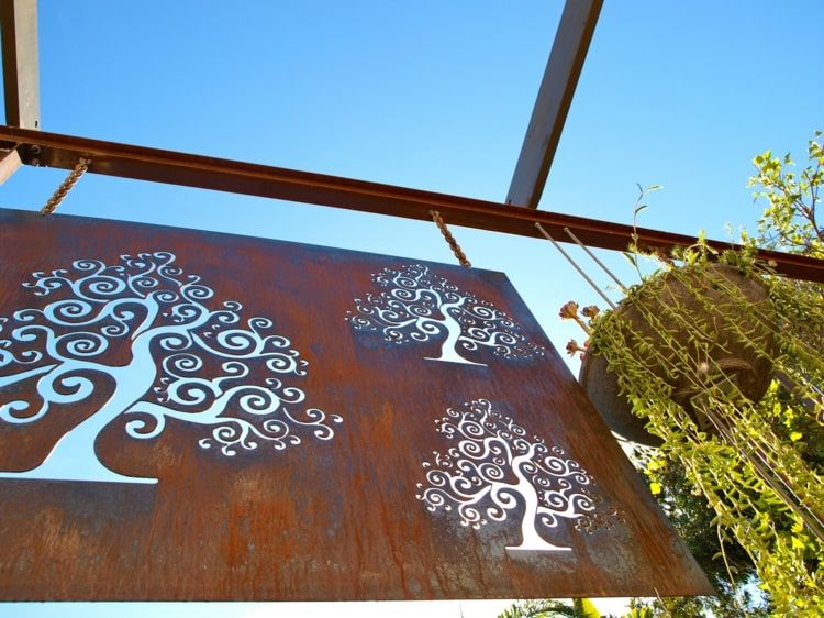 Tela de privacidade de aço corten para pendurar em placas finas com árvores como motivos