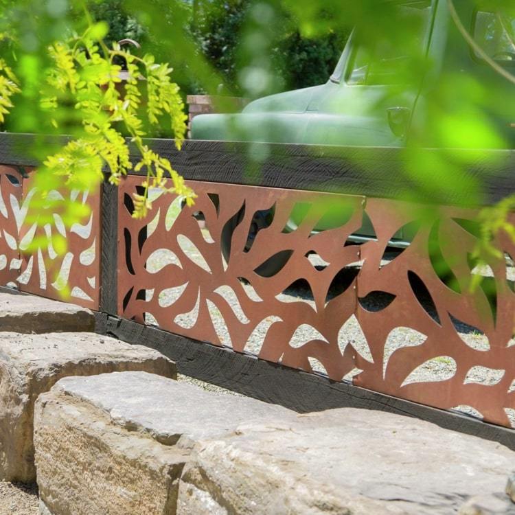Decore a parede de pedra com corten e proteja a propriedade de olhares indiscretos