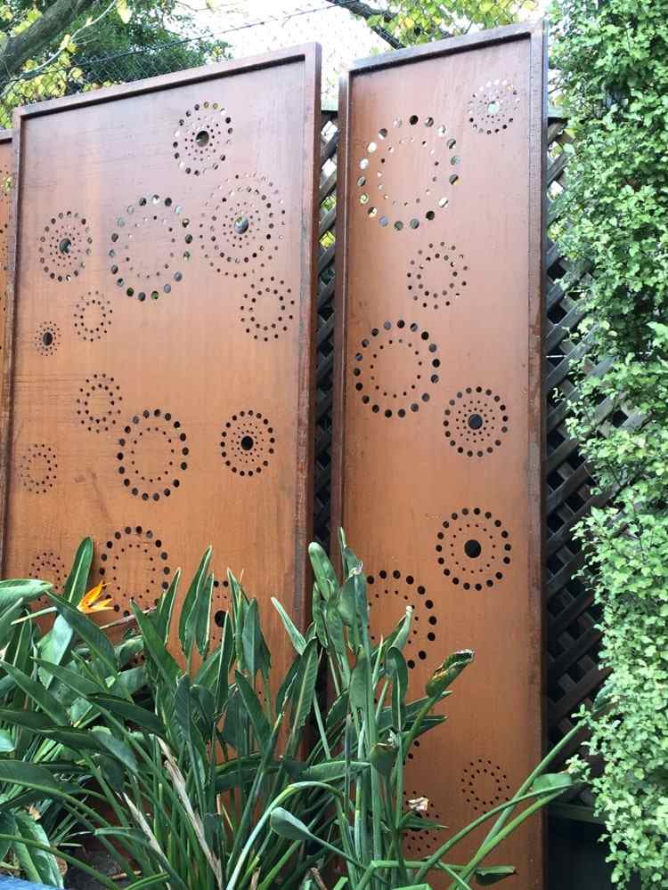Tela de privacidade de aço corten perfurada com padrões circulares