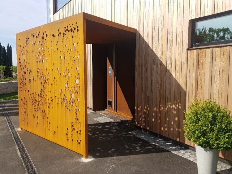 Tela de privacidade de aço corten moderna e sombreada para a área de entrada