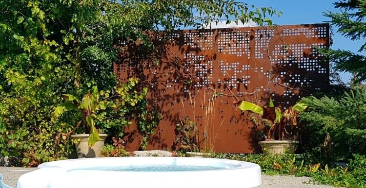 Tela de privacidade moderna de aço Corten perfurada para piscina no jardim