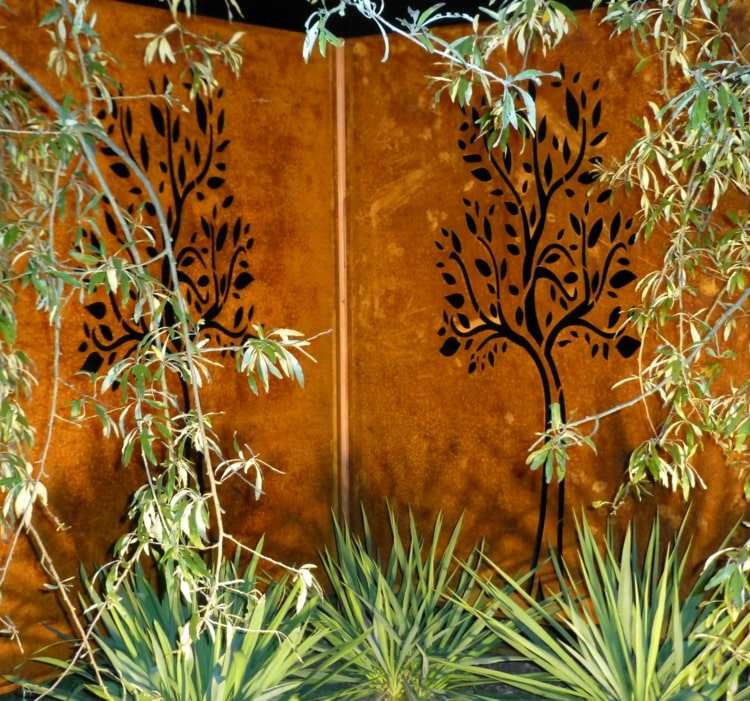 Edelrost é um ótimo parceiro de combinação para o verde natural das plantas