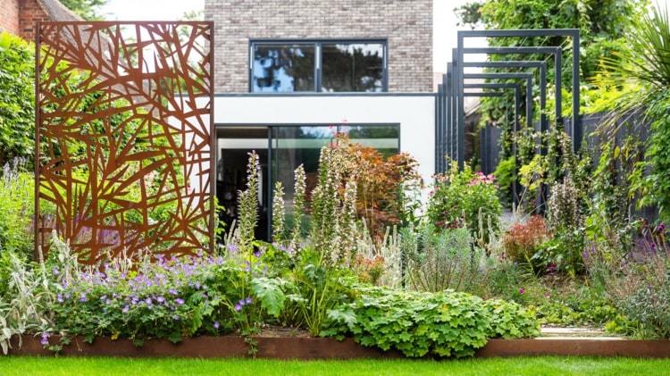 Tela de privacidade decorativa em um jardim natural de uma casa minimalista