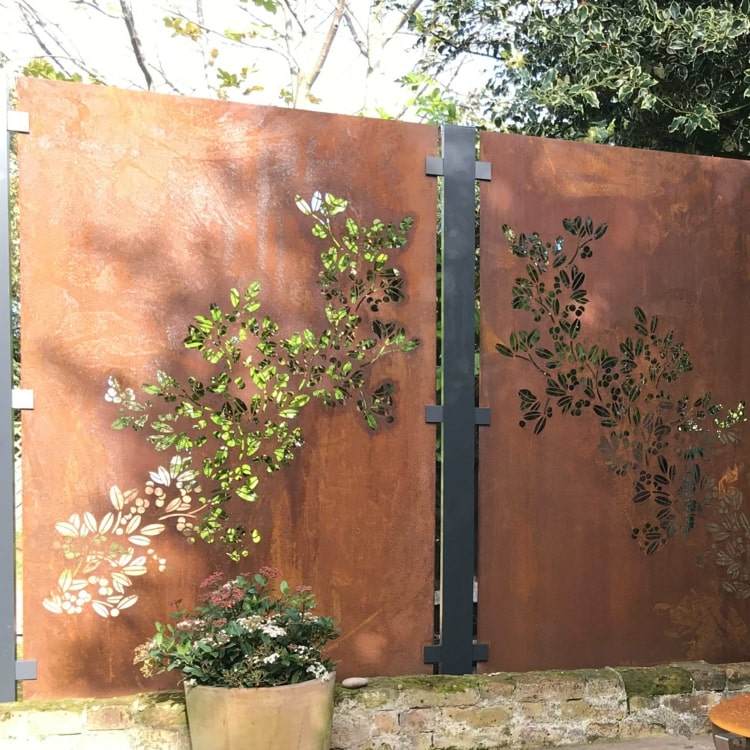 Lindos motivos florais em aço enferrujado para um toque de romance