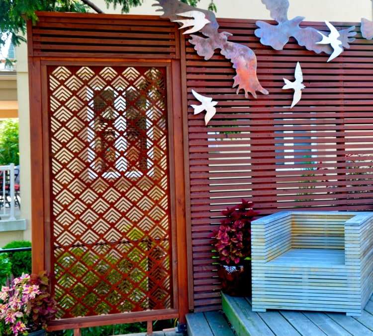 Tela de privacidade feita de tiras de madeira com um painel feito de corten enferrujado
