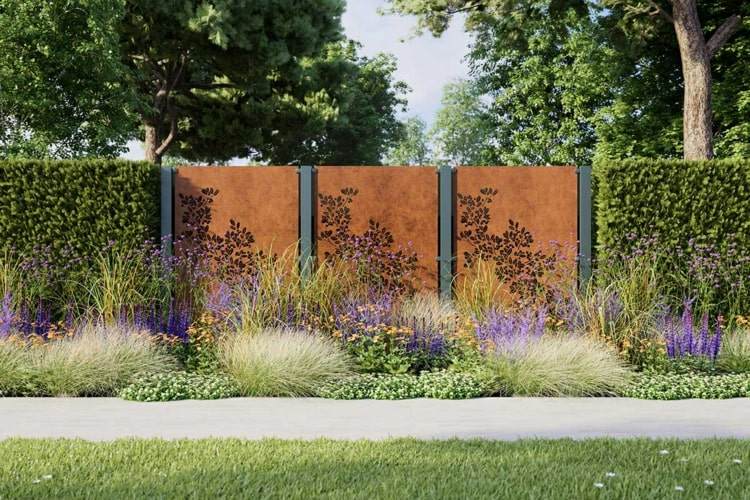 Linda tela de privacidade de aço corten, combinada com uma cerca viva verde - clássica e moderna ao mesmo tempo