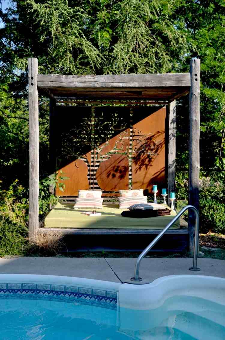 Ideia de biombo para espreguiçadeira de madeira na zona da piscina com motivos