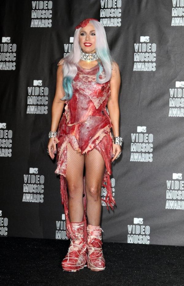 Traje de Halloween para Lady Gaga - vestido feito de carne de verdade
