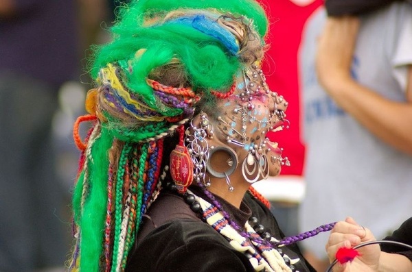 Idéias para maquiagem extremas de Halloween - penteados para piercings de rosto de Elaine-Davidson