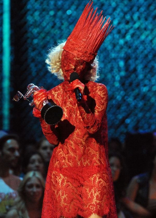 Lady Gaga no palco show traje vermelho maquiagem ideias para o Halloween