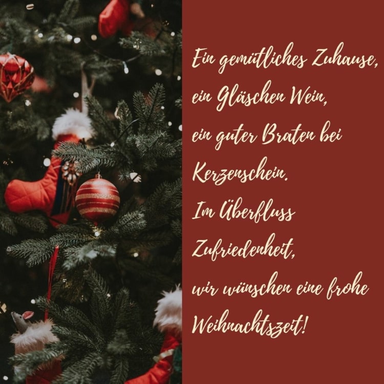 Boas festas de Natal - uma casa aconchegante, uma taça de vinho, um assado à luz de velas
