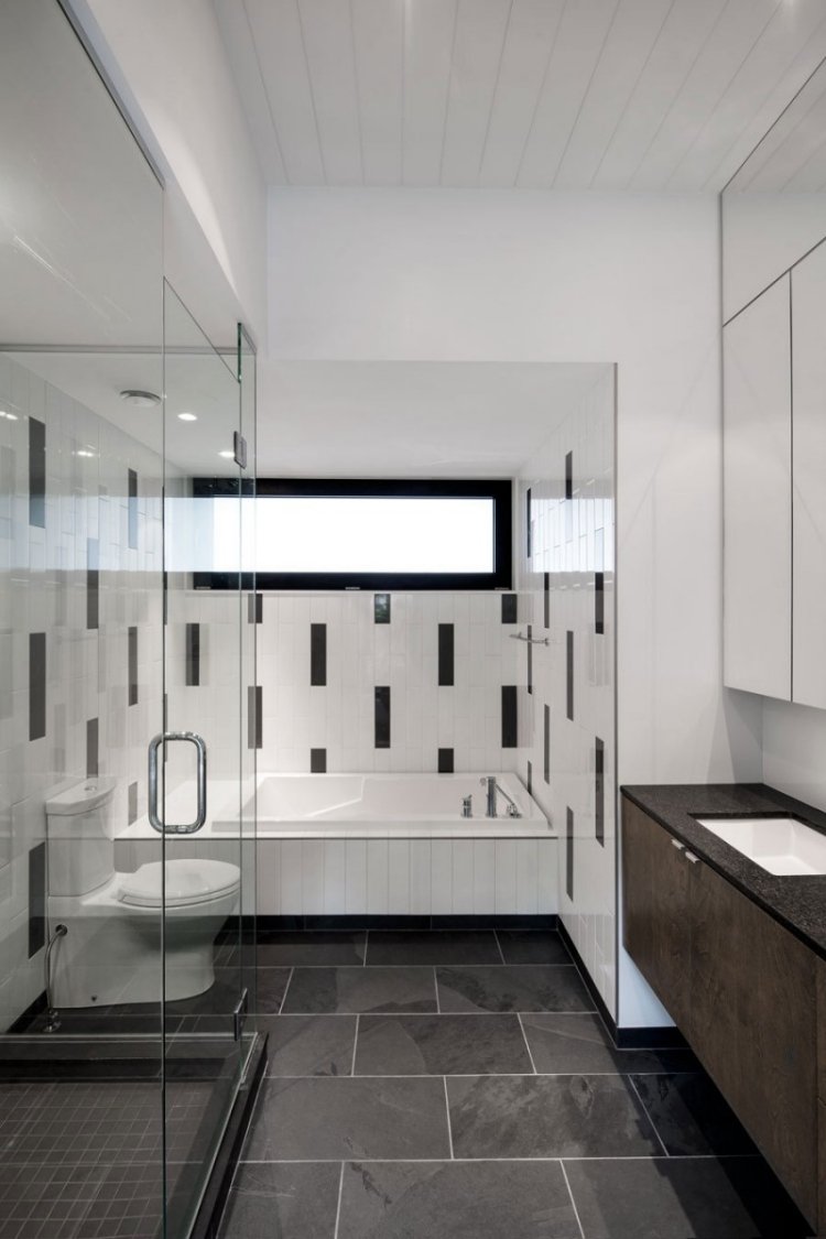 banheiro-azulejo moderno-preto-branco-banheira-chuveiro de vidro