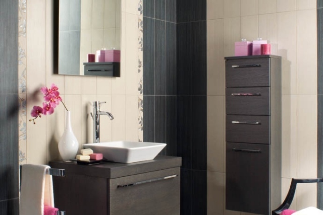 moderno-banheiro-azulejos-creme-marrom-escuro-motivos-florais-borda vertical