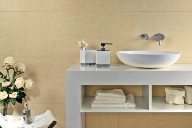 moderno-banheiro-azulejos-arenito-ótica-prateleiras-vaidade-brancas