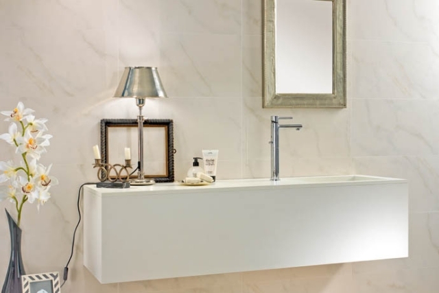 moderno-banheiro-azulejos-branco-mármore-óptica-lavatório branco