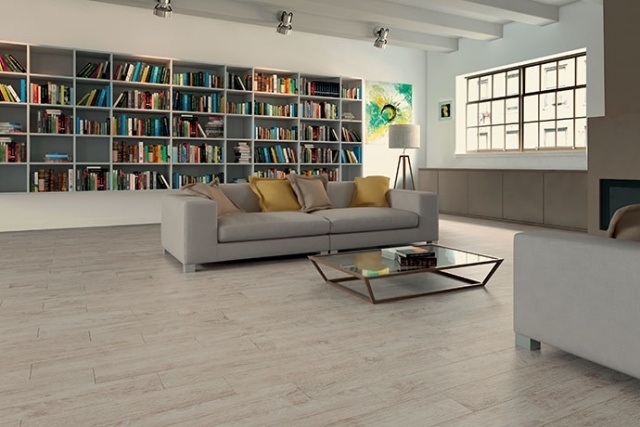 sala de estar-piso-ladrilhos-madeira-olhar-cor-clara-mobília moderna
