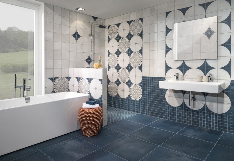 banheiro moderno com azulejos - branco-azul-mediterrâneo-banheira-chuveiro