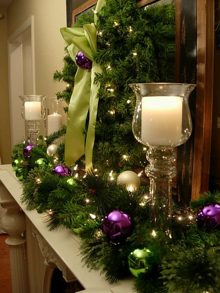 decoração de natal idéias consola da lareira bolas roxas velas verdes grinalda