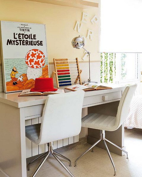 Cadeira de mesa com decoração vermelha feminina e pernas cruzadas